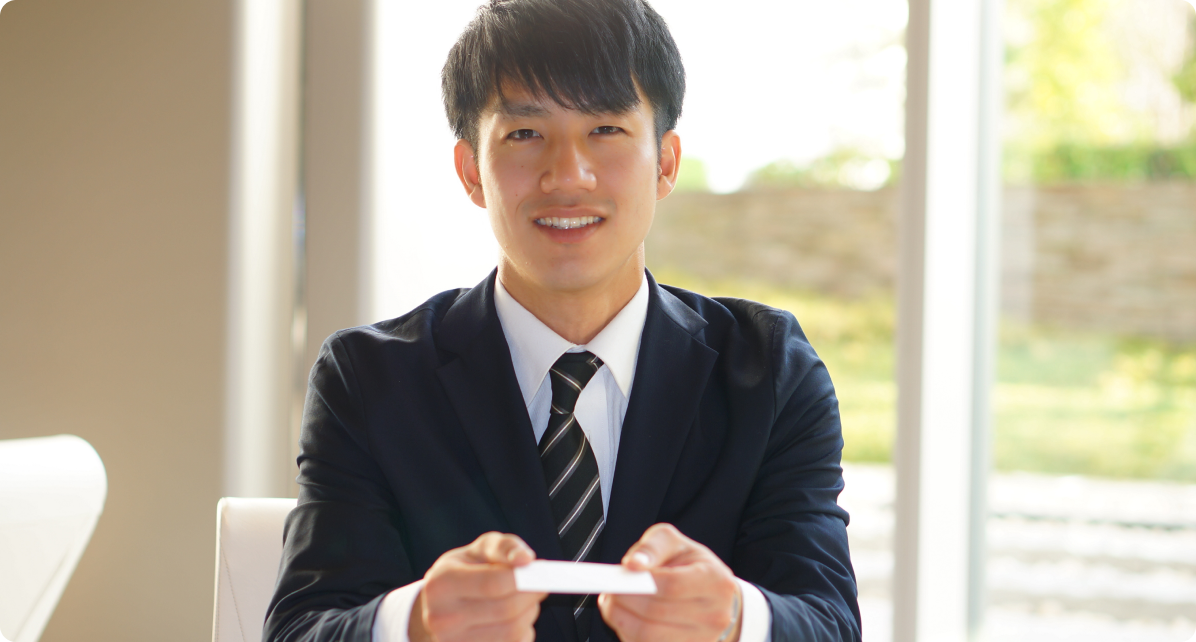 名刺の渡す男性